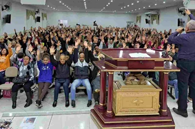 Com temperatura de 8 graus em São Paulo, fiéis lotam igreja em nome da fé