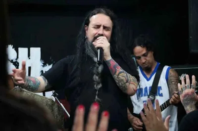 Conheça a “igreja do estrondo” que prega ao som de heavy metal