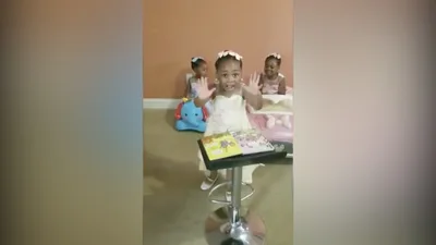 Menina de 4 anos monta púlpito em casa e prega para suas irmãs