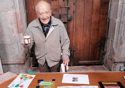 Aos 104 anos, idoso continua ensinando a Bíblia para crianças