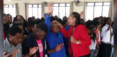 Professora aposentada recebe chamado de evangelizar nas prisões: "É uma bênção servir"