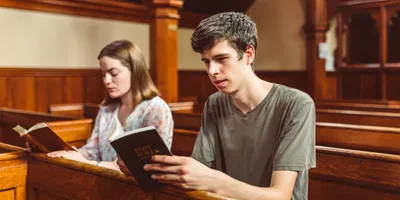 Com jovens mais interessados, vendas de Bíblias aumentam 61% no Reino Unido