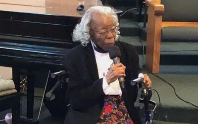 Idosa é batizada em sua igreja aos 93 anos: "Nunca é tarde demais"