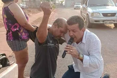 Durante evagelismo, homem fica aos prantos na rua ao ouvir pastor falar de Jesus