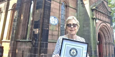 Professora de escola dominical é homenageada na Inglaterra por quase 74 anos de ensino