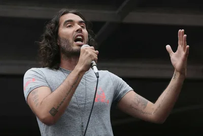 Ator Russell Brand faz declaração: "Eu preciso de Deus"