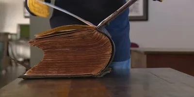 Bíblia com mais de 250 anos é salva da enchente que atingiu o RS