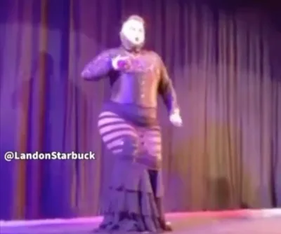 Drag queen faz show para crianças zombando do Cristianismo