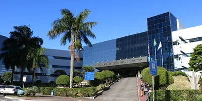 Justiça do ES permite registro de criança com três pais e uma mãe