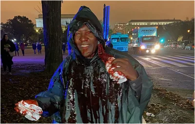 Suposto satanista ataca pastor com bacia de sangue em evento cristão
