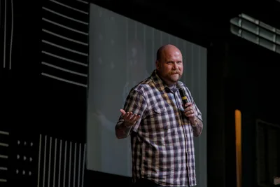 São nas circunstâncias difíceis que podemos conhecer o coração de Deus, diz Nic Billman