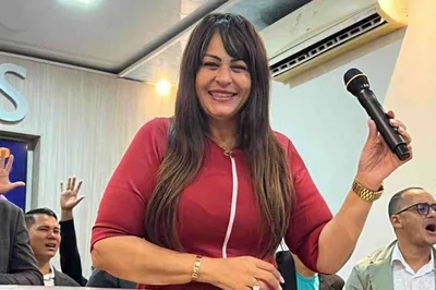 Ex-MK, Beatriz é flagrada bebendo em bar antes de se apresentar em culto