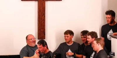 Igreja batiza 12 atletas de time de beisebol nos EUA
