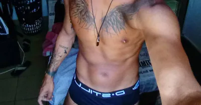 Cantor gospel que saiu do armário posta foto de cueca e choca evangélicos