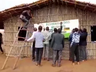 Dia de festa: cristãos comemoram templo feito com bambu na África