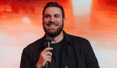 Pastor André Fernandes leiloa o próprio tênis por R$ 8 mil durante o culto