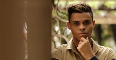 Cantor gospel que saiu do armário fala em voltar para igreja