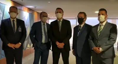 Ao lado de Bolsonaro, pastores convocam jejum e oração pelo país