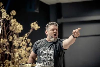 Pastor Jack da igreja Vintage e a intolerância ao demônio