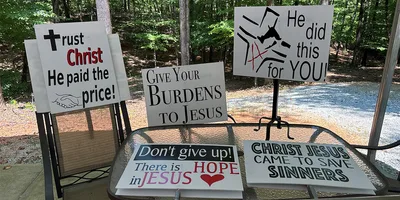 Homem nos EUA é avisado por policial que precisa de autorização para placas sobre Jesus