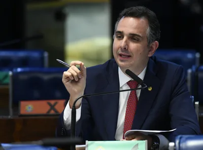 Acovardado, presidente do Senado defende "PL da Censura"