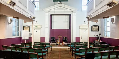 Muçulmana invade igreja na Inglaterra e diz: \"Estou aqui para matar o Deus dos judeus\"