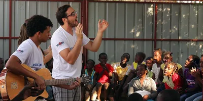 Universitários usam férias para trabalho voluntário na Angola