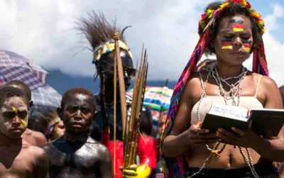 Tribo que já matou missionários recebe 2.500 Bíblias em seu idioma