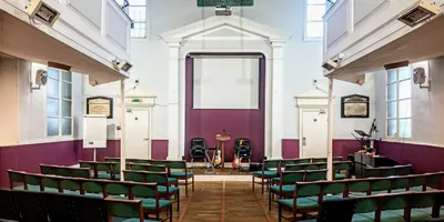 Muçulmana invade igreja na Inglaterra e diz: \"Estou aqui para matar o Deus dos judeus\"