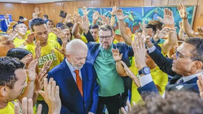 Ao lado de Lula, projeto "Cristolândia" ora no Planalto e canta