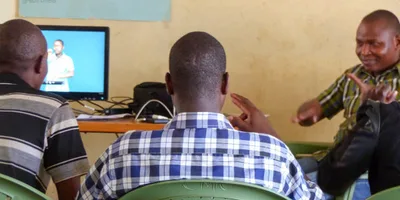 Surdo se liberta de vício após ser evangelizado em língua de sinais, na Nigéria
