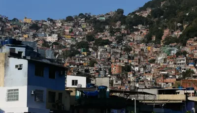IBGE aponta mais igrejas do que escolas e hospitais nas favelas