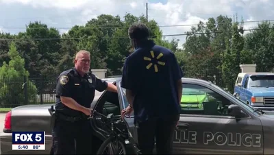 Vítima ora após roubo e ganha bicicleta de policial: ‘Deus o enviou’