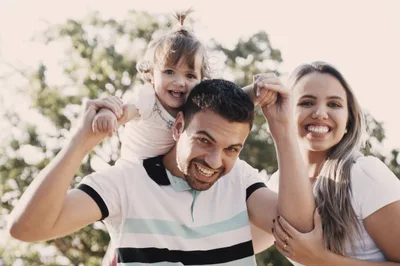 Pais que elogiam os filhos dão a eles maior segurança emocional e saúde mental