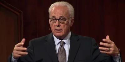 Pastor John MacArthur pode ser preso por continuar realizando cultos presenciais, nos EUA