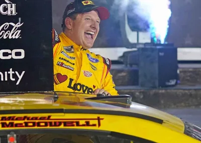 Vencedor da NASCAR testemunha sua fé: "Deus caminhou comigo"