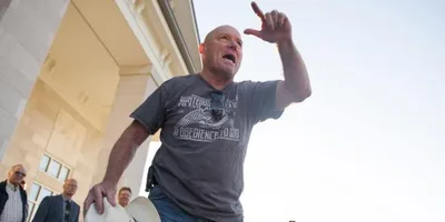 Pastor evangeliza em frente a clínica de aborto: "Fazemos um culto às portas do inferno"