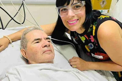 Fernanda Brum compartilha foto no hospital e atualiza estado de saúde do pai