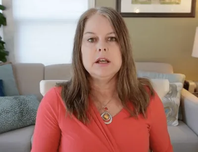Conselho escolar pune professora que criticou livros trans