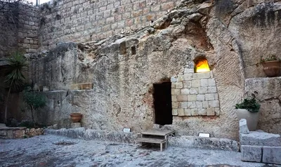 O que o anjo disse a Maria Madalena chegando ao sepulcro vazio?