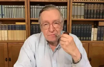 Olavo de Carvalho vê “briga perdida” em 2022 e diz que Bolsonaro o usou