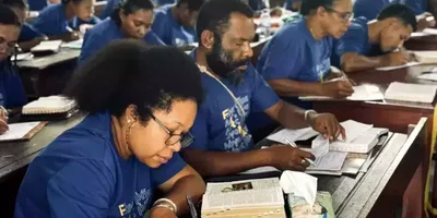 Milhares de cristãos escrevem versículos bíblicos à mão e batem recorde em Papua