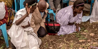 Feiticeiros se rendem a Jesus e tribo deixa de fazer sacrifícios de crianças, em Uganda