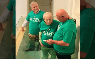 Idoso é batizado aos 93 anos após esposa passar décadas orando