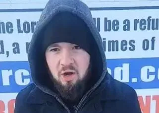 Pastor canadense canta ‘Amazing Grace’ durante protestos por passaporte da vacina