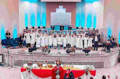 Pastor Galdino Jr. celebra mais um domingo de batismo e Santa Ceia