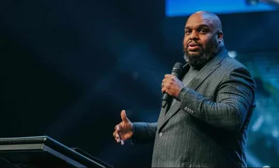 Pastor John Gray é internado com embolia pulmonar