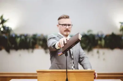 10 sinais de que você está em uma igreja tóxica