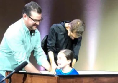 Dias antes de morrer com câncer, pastor realiza sonho de batizar sua filha