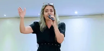 Cantora gospel é atingida por tiro ao sair da igreja